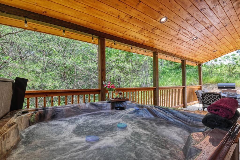 Adventure Retreat/Cabin/Pool+Hot Tub/Game Room+Theater セバービル エクステリア 写真